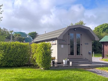 Glamping pod with hit tub up to 3 persons