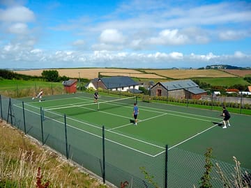 Smart tennis court
