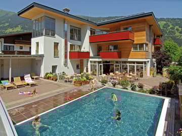 Restaurant and swimming pool