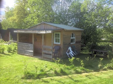Exterior of Buttercup cabin