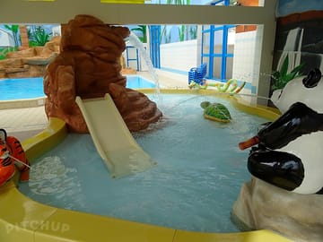 Paddling pool and water toys