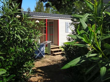 Comes with fully-equipped kitchen and ensuite bathroom