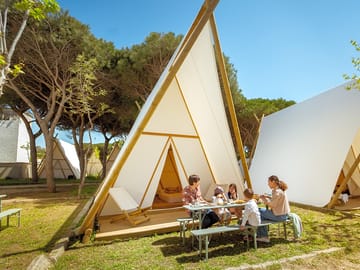 Lamu with covered decking and picnic table