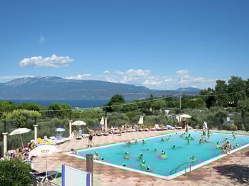 Swimming pool with lake views, in the higher part of the campsite