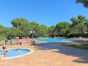 Swimming pool and paddling pool