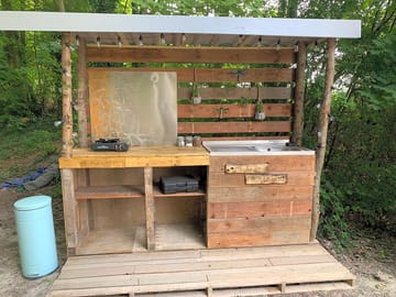 Outdoor kitchen area