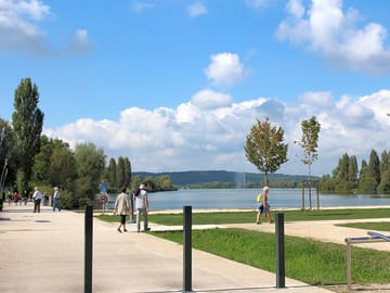Direct access to the lake from the site