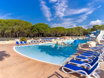 Pool with wave machine