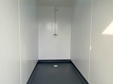 Spacious family sized shower