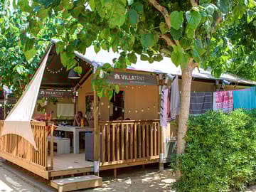 Safari tent with outdoor area