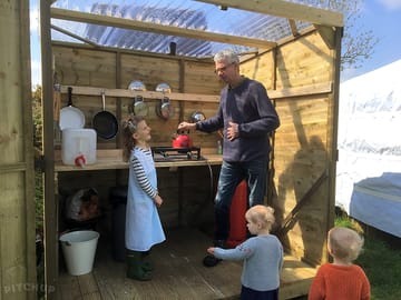 Well equipped outdoor kitchen