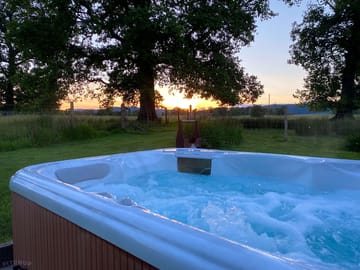 Electric hot tub with massage jets