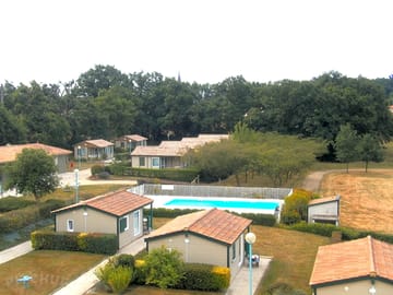 Bungalow and swimming pool