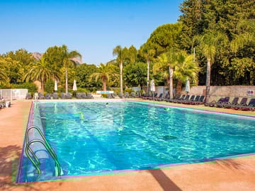 Spacious pool