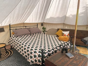 King size bed. linen included for 2 adults