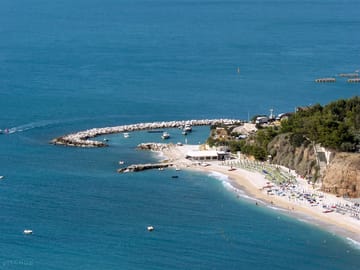 Direct access to the beach from the site