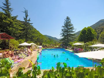 Swimming pool with solarium
