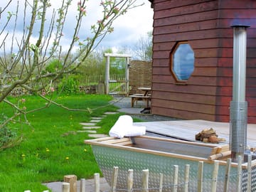 Saffir hot tub under the apple blossom