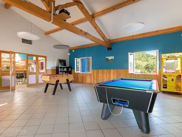 Pool table