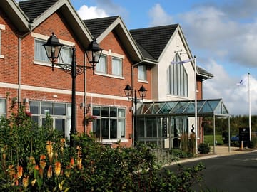 Light refreshments, bar snacks and restaurant meals are available at the george albert hotel