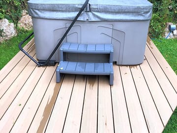 Hot tub with steps