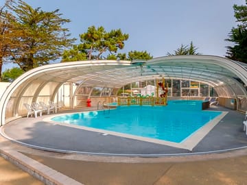 Pool with retractable roof