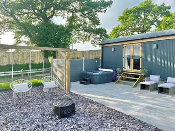 Thea’s retreat, hot tub, patio, rattan furniture, adult swings.
