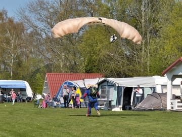Paraglider landing