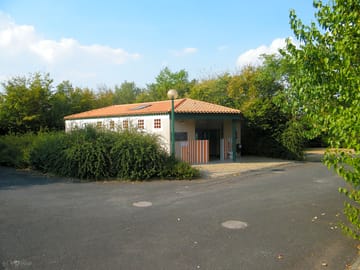 Toilet/shower block