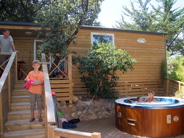 Azur sérénité holiday home with jacuzzi tub in the garden
