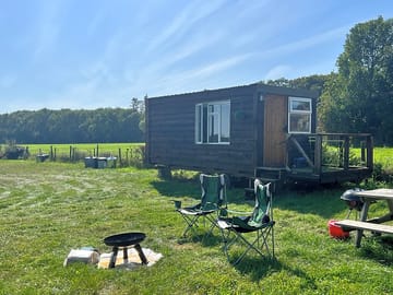 Bothy hut, firepit
