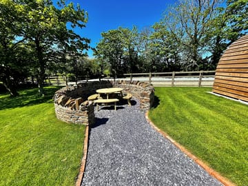 Clychau'r gog seating