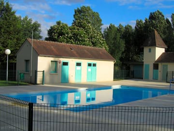 Municipal swimming pool located 300m from the site