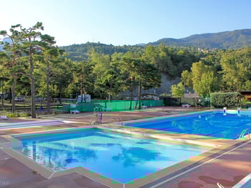 Swimming pool and kids' pool next door