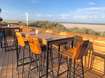Terrasse restaurant avec vue sur la mer
