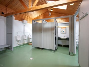 Gents' toilet and shower room