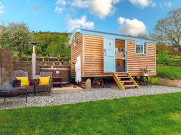 Victoria hut with private wood fired hot tub, firepit and outdoor seating