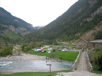 The camping field is located by the ara river