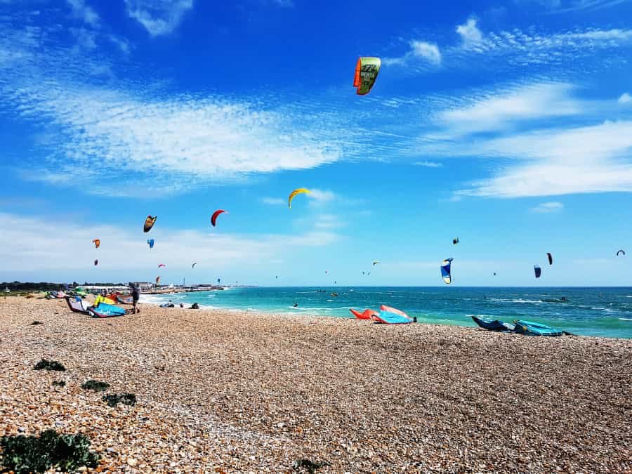 A sunny day on Hayling Island (Uniqsurf/Unsplash)