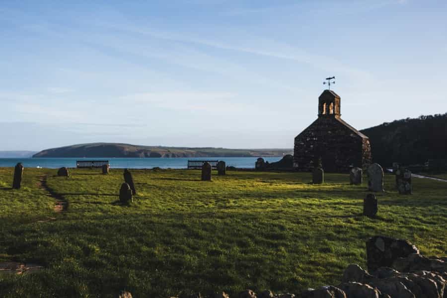 The atmospheric old chapel by the sea at Cwm-yr-Eglwys (Terra Strickland/Unsplash)