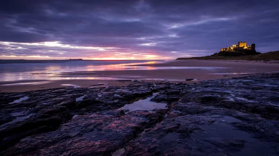 Night descends at Bamburgh Castle (Ianproc64/Pixabay)